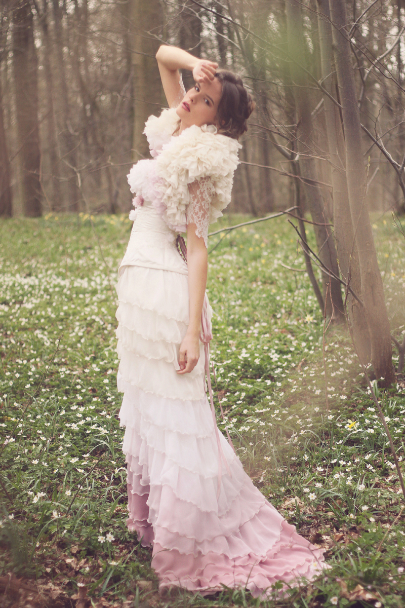 Robe de mariée romantique rose poudrée et ivoire