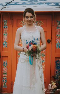 Robe de mariée bohème - joli bouquet