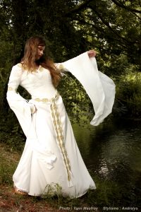robe de mariée médiévale celtique en soie brodée
