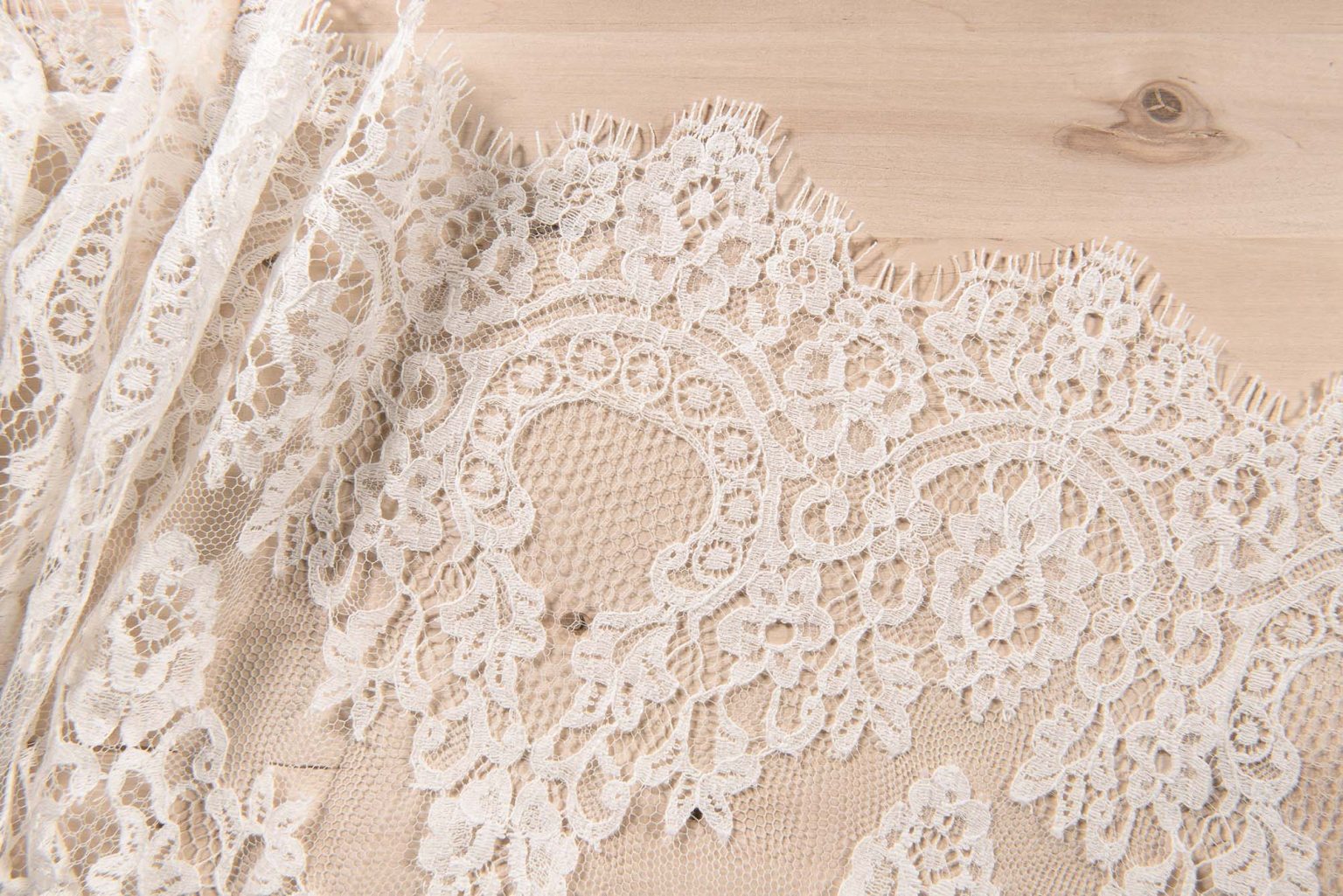 bord-dentelle-calais-caudry-voile-mariee - Andralys - Robes de mariée