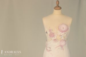 Robe de mariée sur-mesure fleurs roses