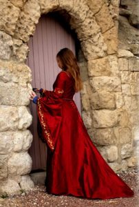 robe-mariee-medievale-dame-rouge