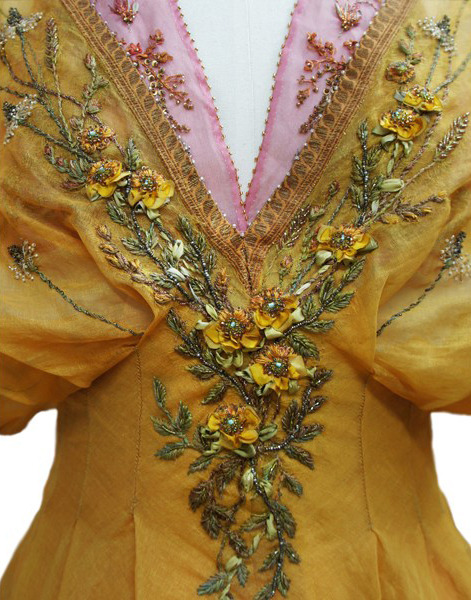 details-broderies-fleurs-aiguille-robe-barath